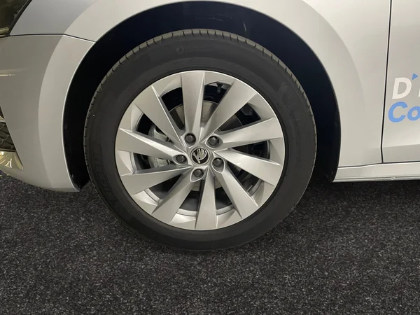 SKODA Octavia Combi (2024) — foto 13 van 15