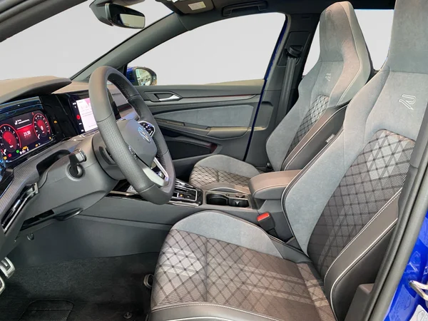 VOLKSWAGEN Golf VIII SW (2024) — foto 10 van 15