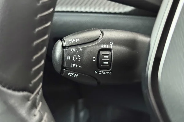 Peugeot E-2008 (2021) — foto 7 van 31