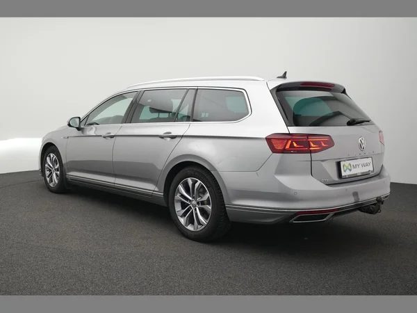 VOLKSWAGEN Passat GTE (2020) — foto 28 van 30