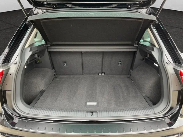 VOLKSWAGEN Tiguan (2022) — foto 20 van 22