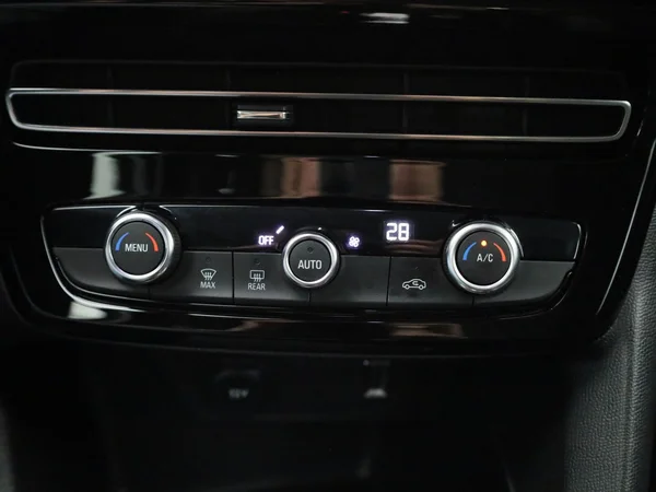 Opel Mokka-e (2023) — foto 9 van 36