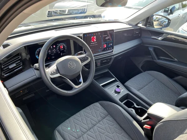 VOLKSWAGEN Tiguan (2025) — foto 12 van 21