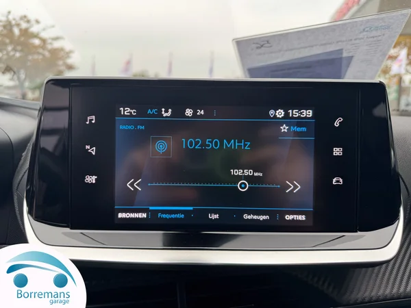 Peugeot 2008 (2023) — foto 36 van 45