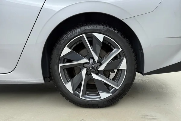Peugeot 308 SW PHEV (2023) — foto 19 van 22
