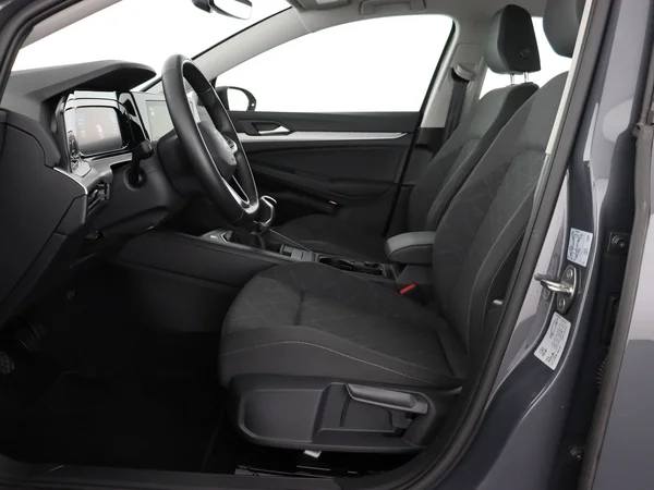 VOLKSWAGEN Golf (2024) — foto 2 van 28