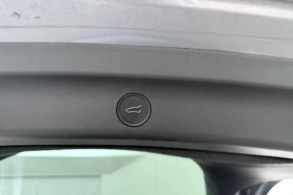 Tesla Model Y (2023) — foto 5 van 23