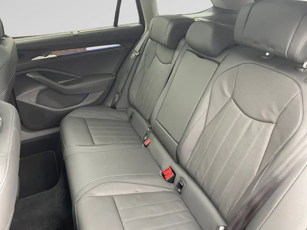 SKODA Superb Combi PHEV (2025) — foto 2 van 14