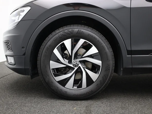 VOLKSWAGEN Tiguan (2019) — foto 9 van 18