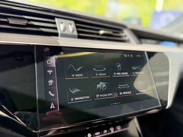 AUDI Q8 Sportback e-tron (2025) — foto 11 van 12