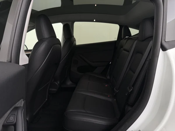 TESLA Model Y (2024) — foto 5 van 30