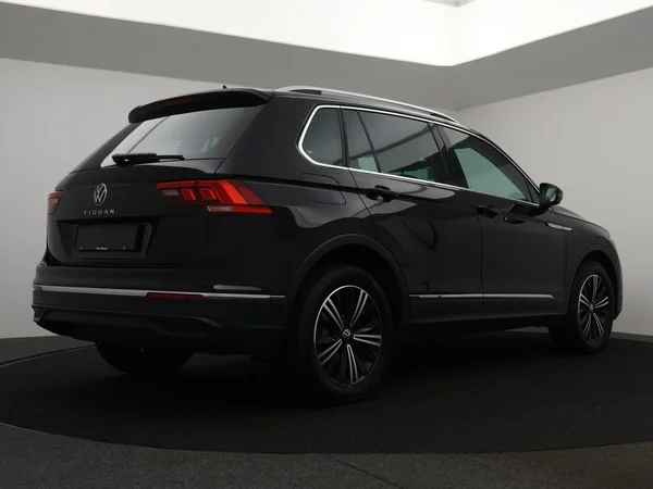 VOLKSWAGEN Tiguan (2024) — foto 12 van 28