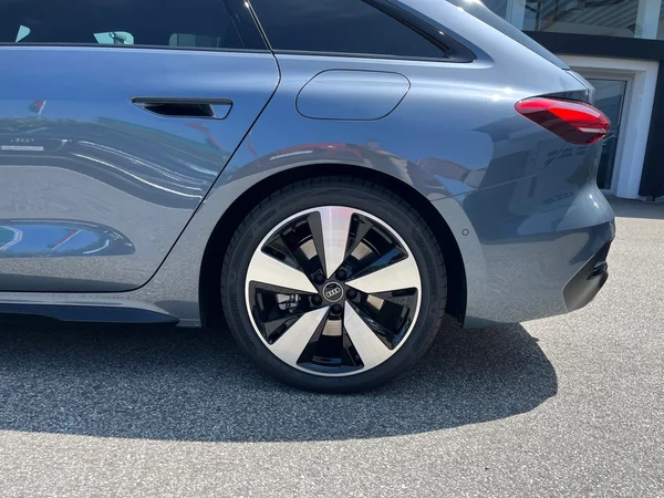 AUDI A5 Avant e-hybrid (PHEV) (2025) — foto 8 van 16