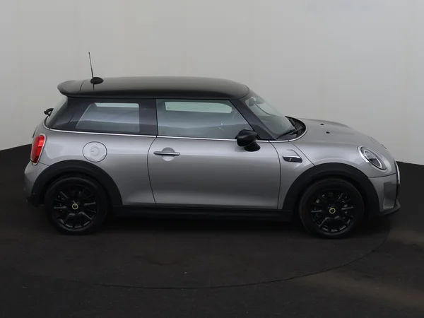 MINI Cooper SE (2023) — foto 27 van 31