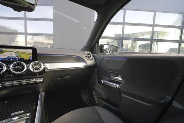 Mercedes-Benz EQB (2025) — foto 8 van 39