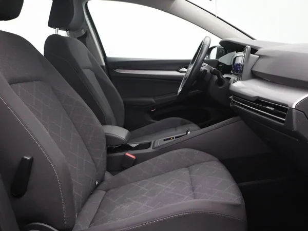 Volkswagen Golf (2022) — foto 2 van 25