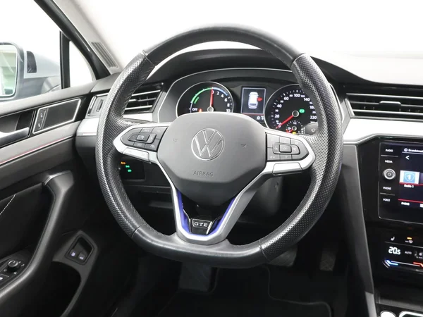 VOLKSWAGEN Passat Variant GTE (2022) — foto 9 van 30