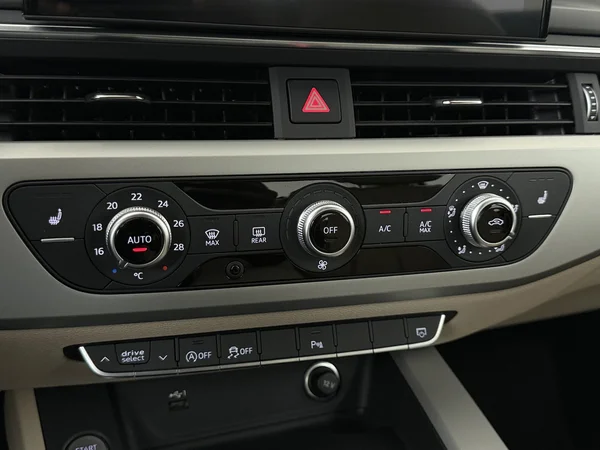 AUDI A4 (2022) — foto 18 van 29