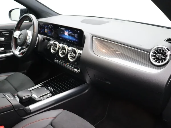 Mercedes-Benz GLA (2021) — foto 16 van 27