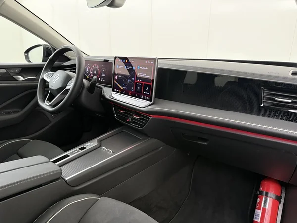 VOLKSWAGEN Passat SW (2025) — foto 11 van 19