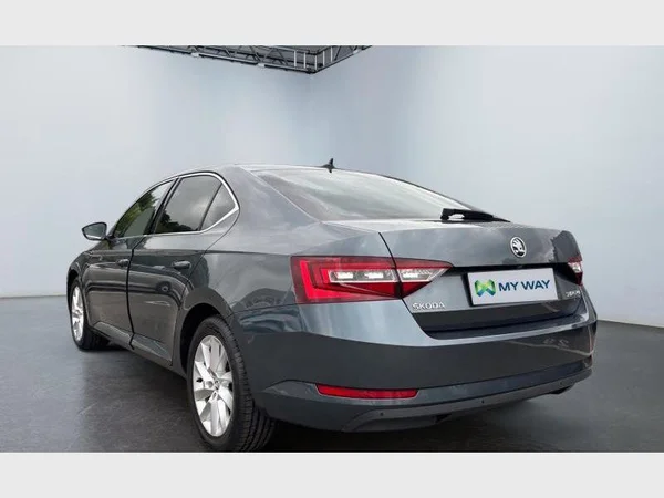 Skoda Superb (2018) — foto 21 van 27