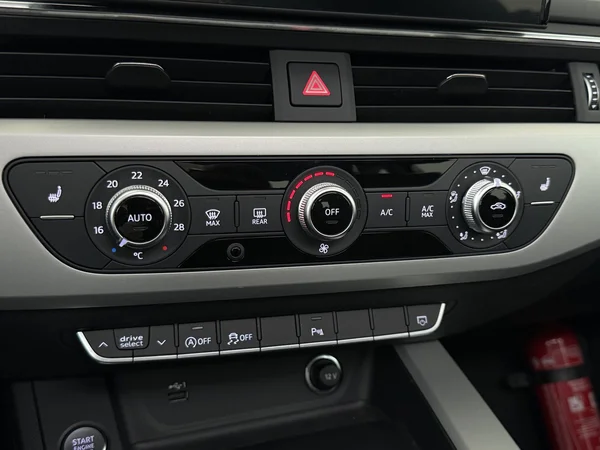 AUDI A4 (2022) — foto 18 van 31
