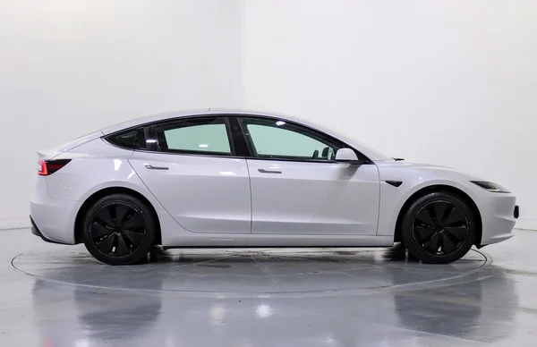 Tesla Model 3 (2023) — foto 46 van 49