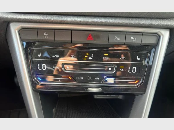 Volkswagen T-Roc (2023) — foto 14 van 24