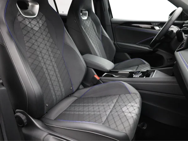 VOLKSWAGEN Tiguan (2024) — foto 4 van 24
