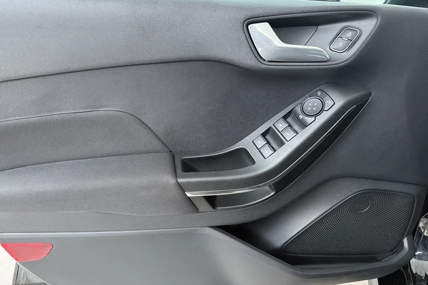 Ford Fiesta (2022) — foto 9 van 17