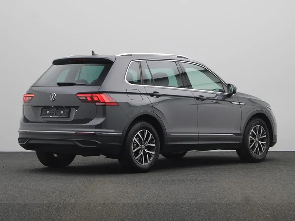 VOLKSWAGEN Tiguan (2022) — foto 12 van 21
