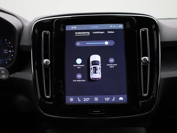 Volvo XC40 (2023) — foto 17 van 39