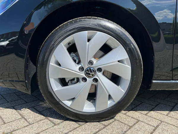 VOLKSWAGEN Golf VIII (2026) — foto 16 van 24