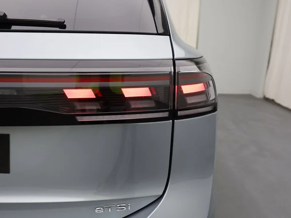 VOLKSWAGEN Tiguan (2024) — foto 13 van 20