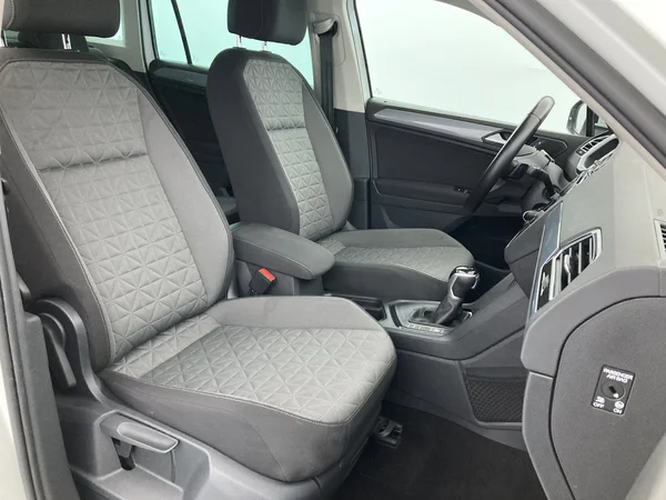 VOLKSWAGEN Tiguan (2021) — foto 30 van 36