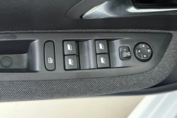 Peugeot 208 (2023) — foto 5 van 21