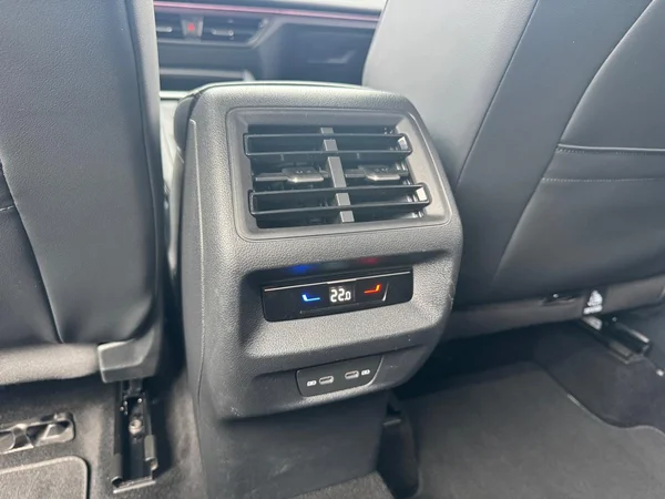 VOLKSWAGEN Tiguan (2024) — foto 2 van 24