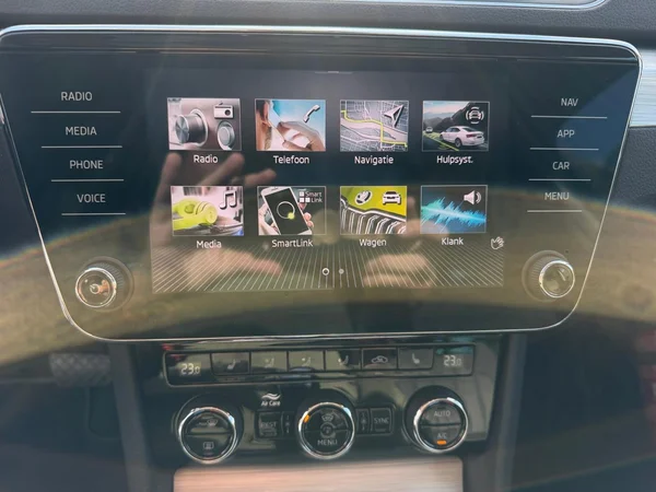 SKODA Superb Combi (2024) — foto 3 van 20
