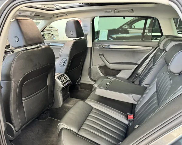 Skoda Superb (2022) — foto 10 van 30