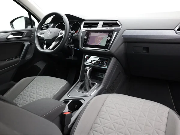 VOLKSWAGEN Tiguan (2021) — foto 16 van 22