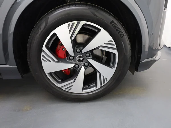 AUDI Q6 e-tron (2024) — foto 2 van 20