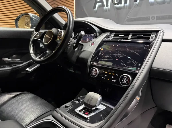 Jaguar E-Pace (2021) — foto 10 van 26