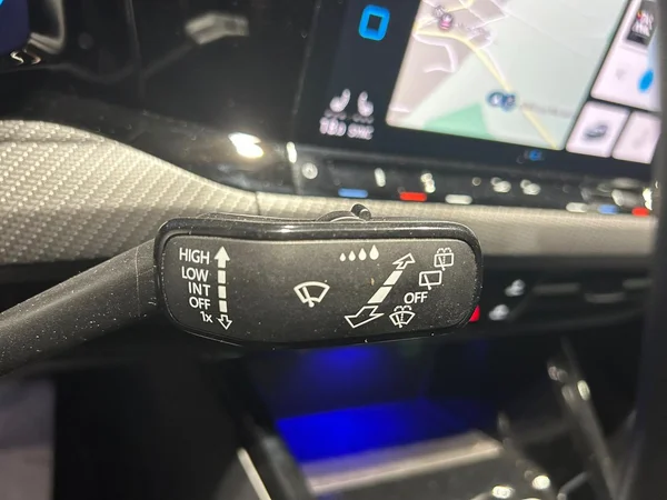 VOLKSWAGEN Golf VIII SW (2024) — foto 11 van 28