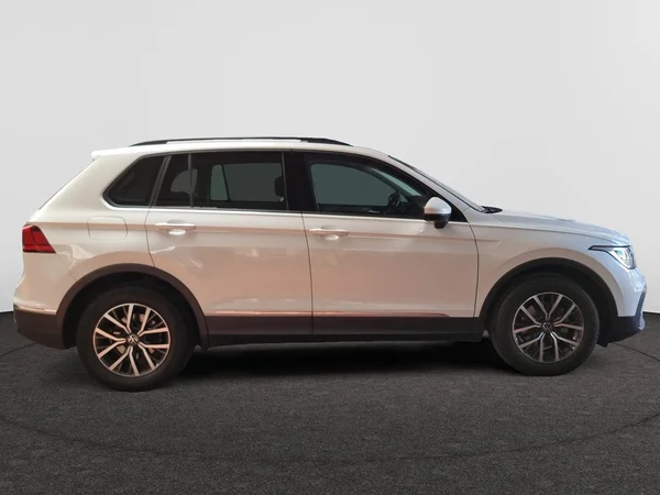 VOLKSWAGEN Tiguan (2022) — foto 19 van 22