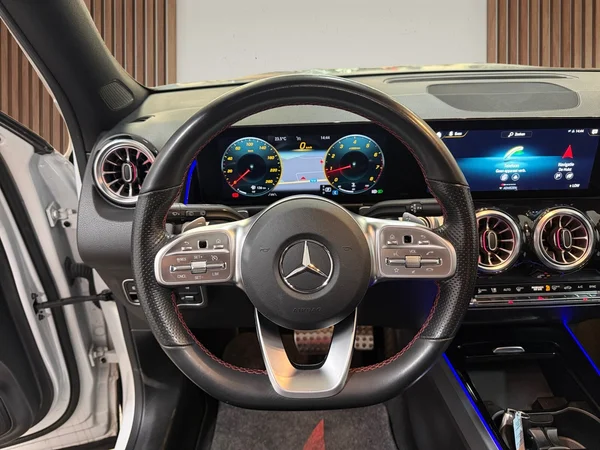 Mercedes-Benz GLB-180 (2021) — foto 6 van 31