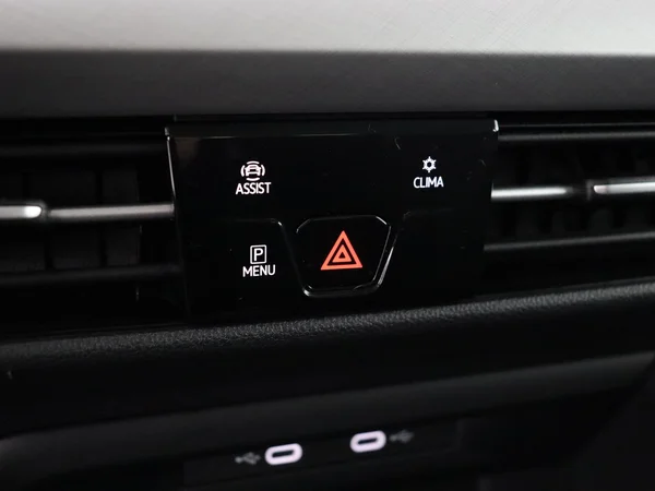 VOLKSWAGEN Golf (2024) — foto 18 van 28