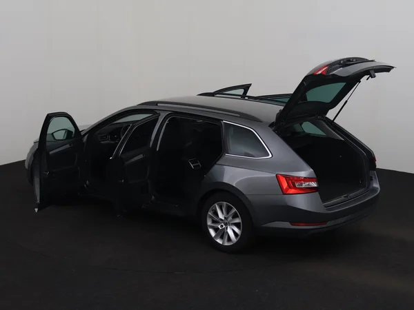 SKODA Superb (2022) — foto 30 van 31