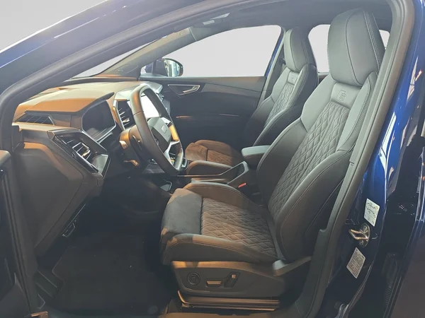 AUDI Q4 Sportback e-tron (2024) — foto 9 van 21