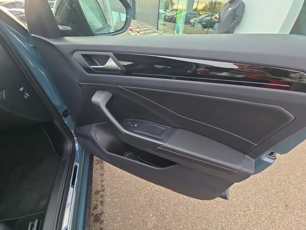 VOLKSWAGEN T-Roc (2025) — foto 2 van 24