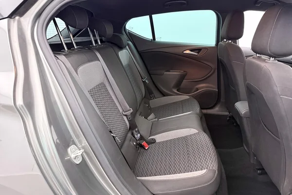 Opel Astra (2021) — foto 11 van 39